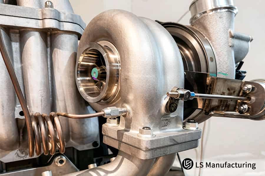 Die CNC-Bearbeitung verwandelt Rohaluminiumbarren in fertige Kompressorräder für Industriekompressoren.