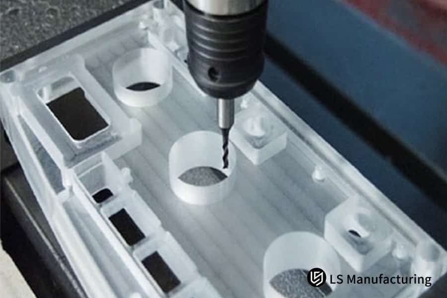 معالجة البلاستيك الهندسي عالي الدقة لتطبيقات النماذج الأولية في مجال الطيران والفضاء والأجهزة الطبية.