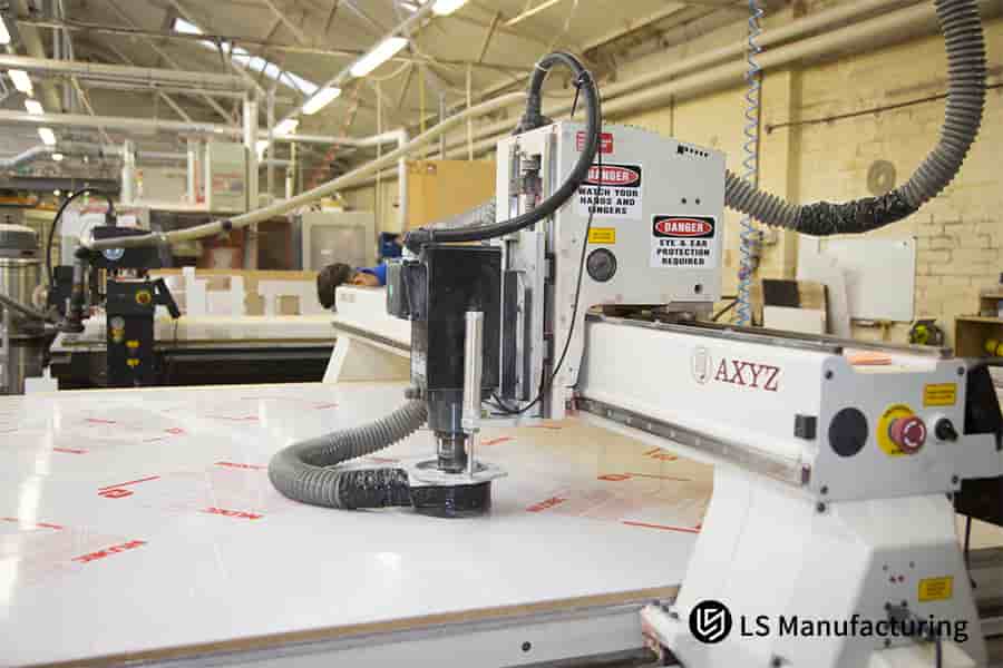 تشغيل معدات التصنيع باستخدام الحاسب الآلي لتصنيع قطع بلاستيكية مخصصة في ورشة عمل النماذج الأولية في مجال الطيران والفضاء والطب.