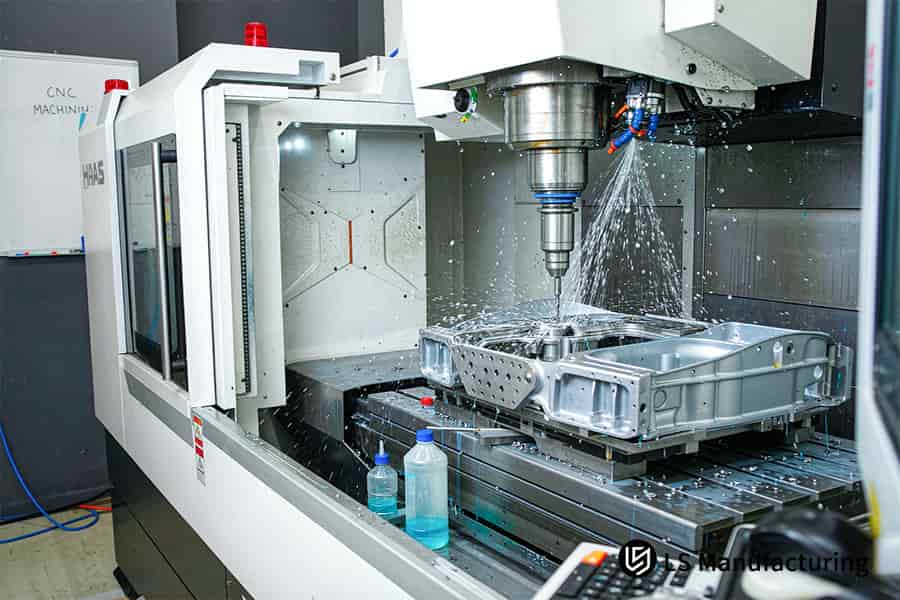 El husillo CNC refrigera y fresa la bandeja de la batería del vehículo eléctrico para el mecanizado CNC en la fabricación de vehículos eléctricos a 15 W/cm².