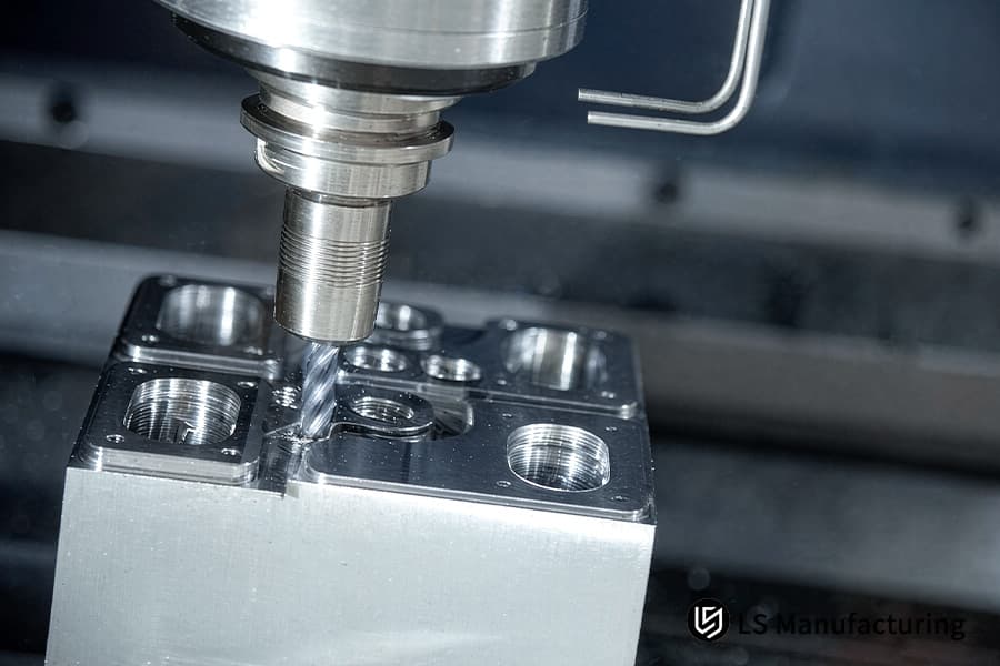 CNC-Bearbeitung bohrt Verteilerblock aus Aluminiumlegierung auf 0,02 mm Tiefe.