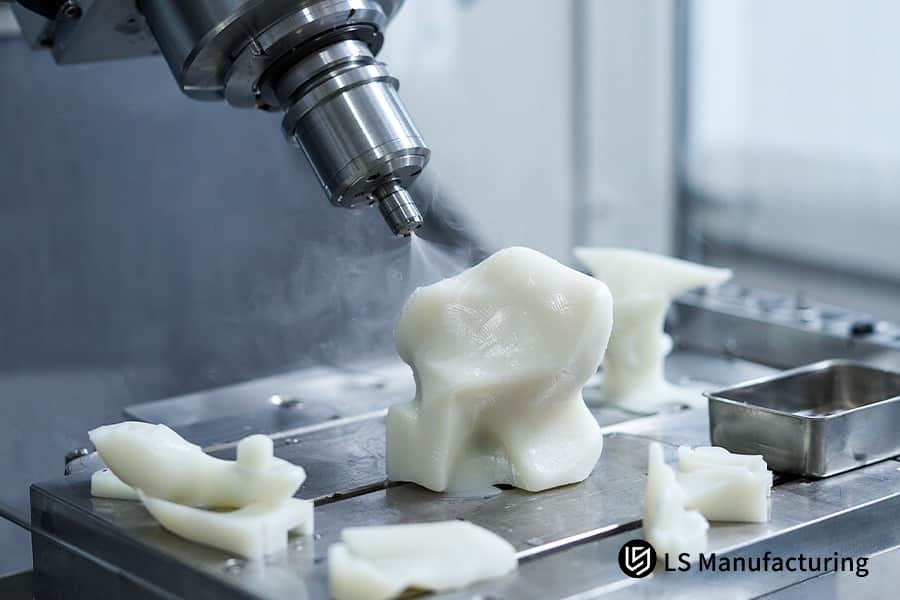 Une broche d'usinage CNC assure la finition d'un manchon d'essai en polymère médical présentant une surface fine pour une utilisation en implant.
