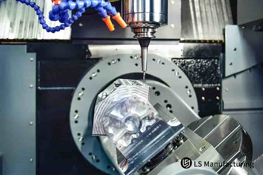 CNC-Bearbeitung eines Präzisionsmetallbauteils in einer Fabrik von LS Manufacturing