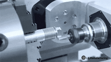 عملية التصنيع باستخدام الحاسوب (CNC) مع التركيز على عملية التثقيب، صورة مقرّبة من شركة LS Manufacturing