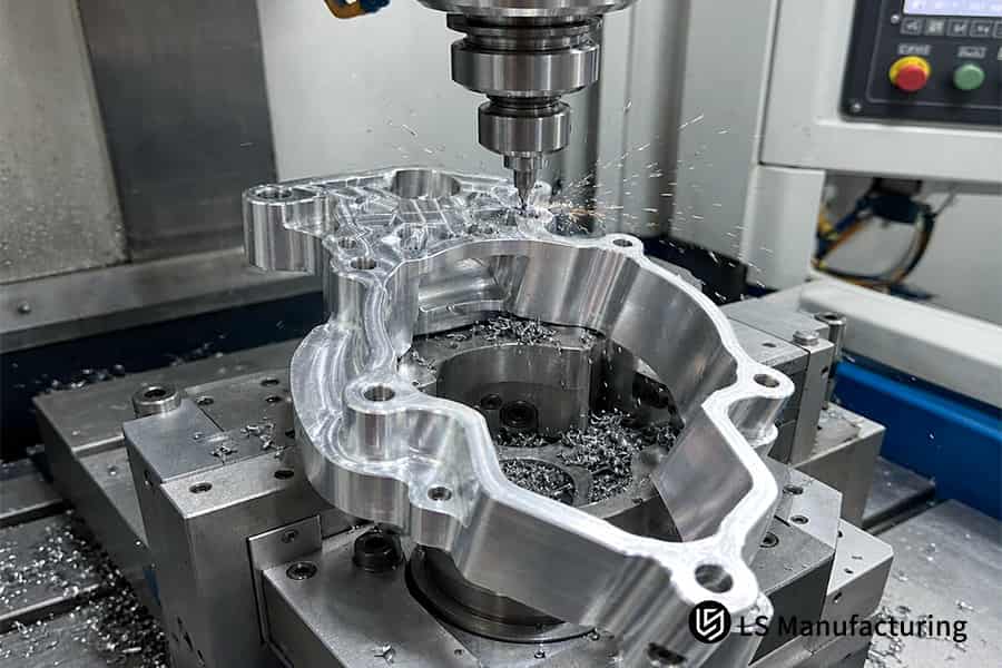 Le dispositif de fixation serre une bride de joint robotisé en forme d'anneau tandis qu'une fraise rotative enlève du métal.