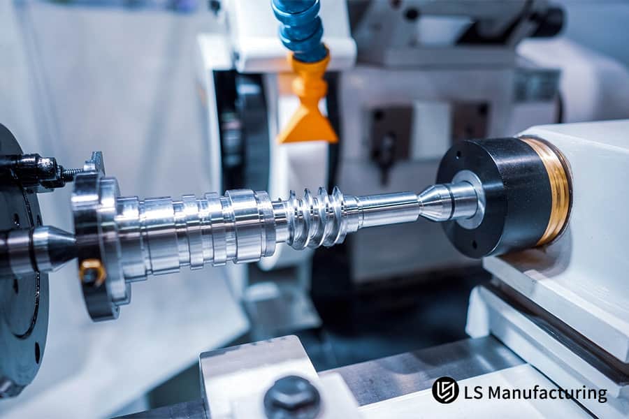 Fabricante de peças automotivas personalizadas transforma eixo de aço com tolerância de 0,01 mm para sistemas de transmissão.