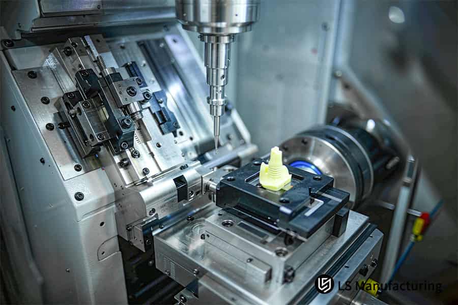 El cabezal CNC multieje da forma a un componente médico con registros de trazabilidad a Cpk 1,67.
