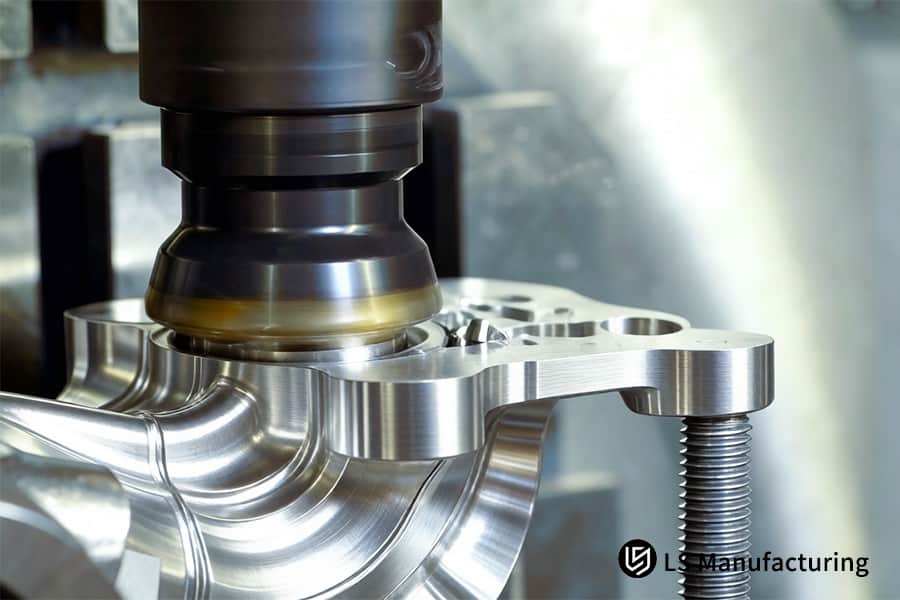 CNC-Bearbeitung bohrt präzise Schraubenlöcher in Aluminium-Turboflansche für die Abgaskrümmermontage.