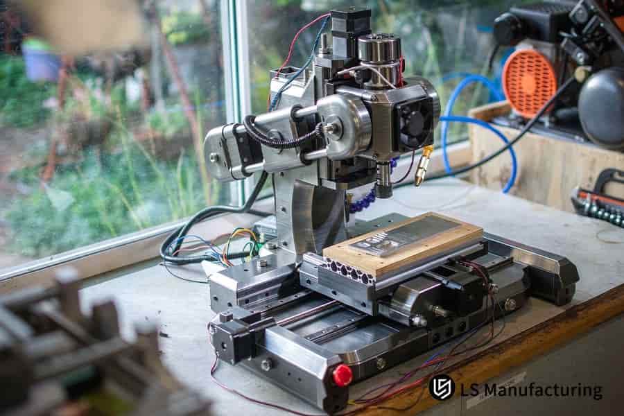 Zeiss CMM inspecciona la carcasa del endoscopio de aleación de titanio con una precisión de 0,005 mm.