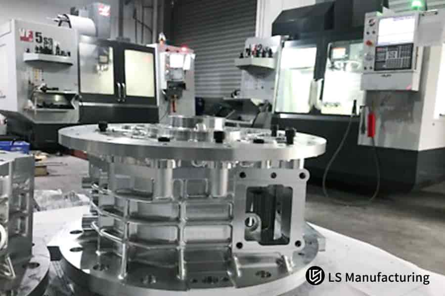 CNC-gefrästes Strukturbauteil in moderner Fabrik von LS Manufacturing