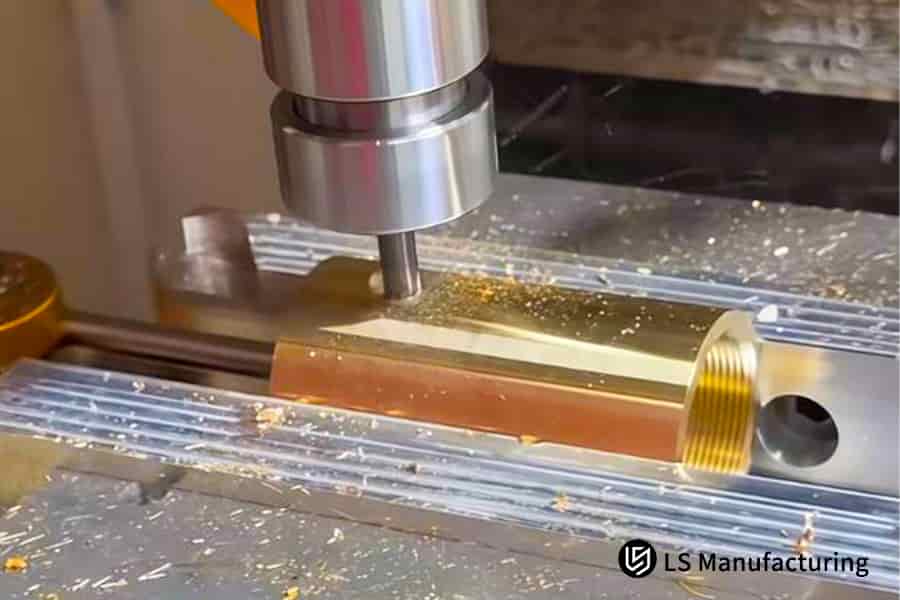 Fresado CNC de una pieza de latón de precisión con refrigerante para creación de prototipos y fabricación de componentes de calidad.