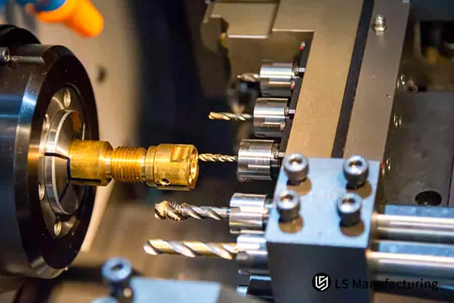 Fresado CNC de una pieza de latón con múltiples herramientas para demostración de capacidad del proveedor y servicios de creación de prototipos.