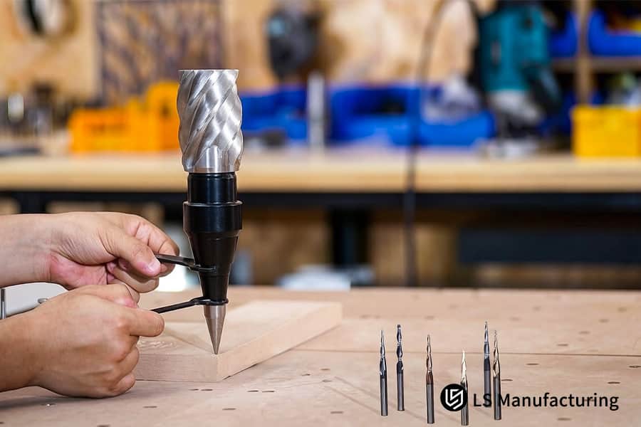 Uma máquina CNC corta alumínio 6061 com uma broca cônica de metal duro para fresamento CNC para brocas de alta tolerância em suportes aeroespaciais.