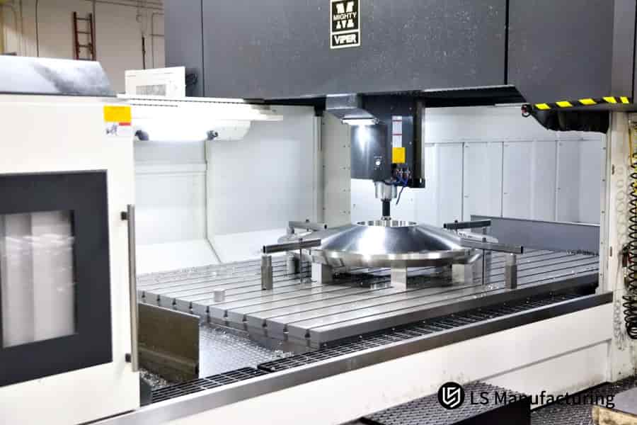 تشكيل الفولاذ السبائكي عالي القوة لتصنيع الآلات الثقيلة والمعدات الصناعية.