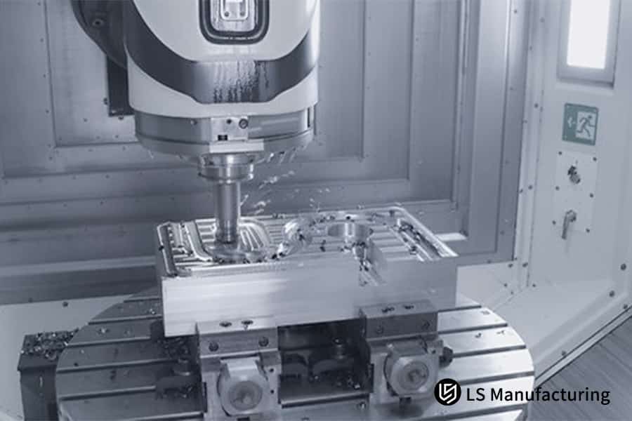 Фрезерный станок с ЧПУ, создающий брызги охлаждающей жидкости и искры (производство LS Manufacturing).jpg