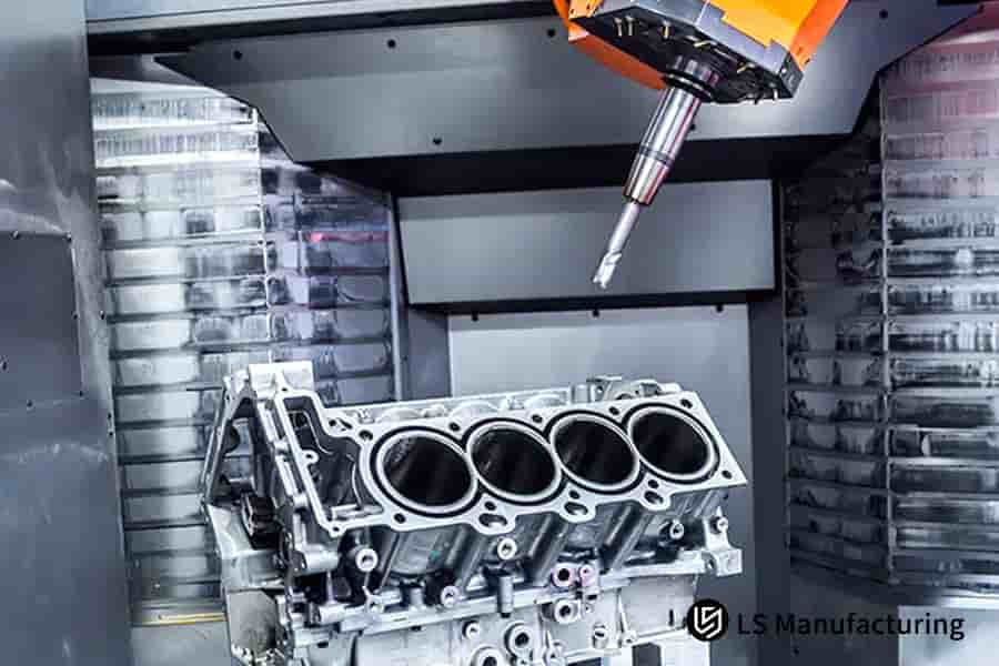 عملية طحن دقيقة باستخدام الحاسوب (CNC) لكتلة محرك كبيرة من سبائك الصلب عالية القوة لتصنيع المولدات والمعدات الثقيلة.