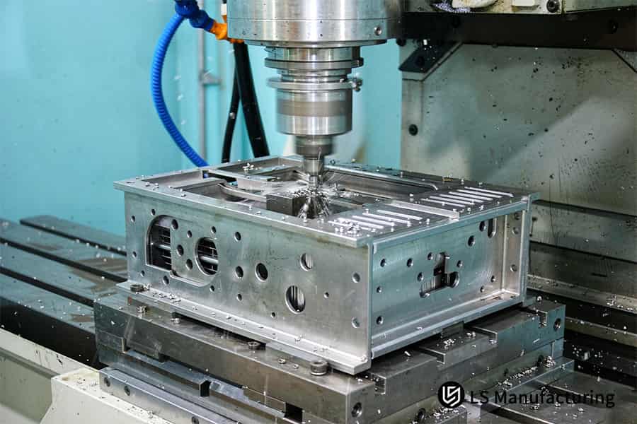 CNC フライス加工により、スロット アンテナの継ぎ目の周囲に 6061-T6 RF シールド ボックス壁を形成します。 ±0.01mmです。」 width=