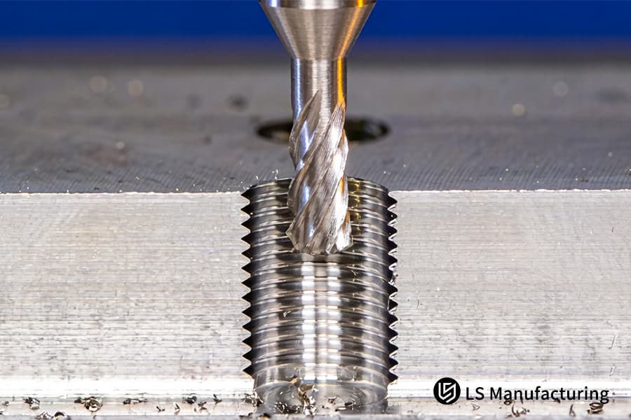 Fresatura di scanalature elicoidali su un maschio in acciaio temprato per utensili industriali e applicazioni di filettatura di precisione.