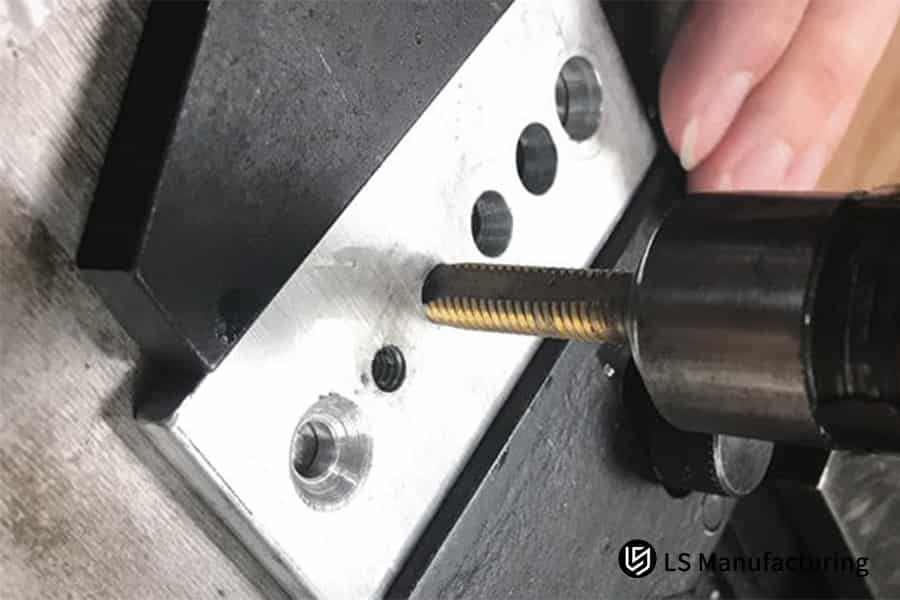 Прецизионная резьбонарезная обработка на станке с ЧПУ с использованием метчика для точечного нарезания резьбы от компании LS Manufacturing.jpg