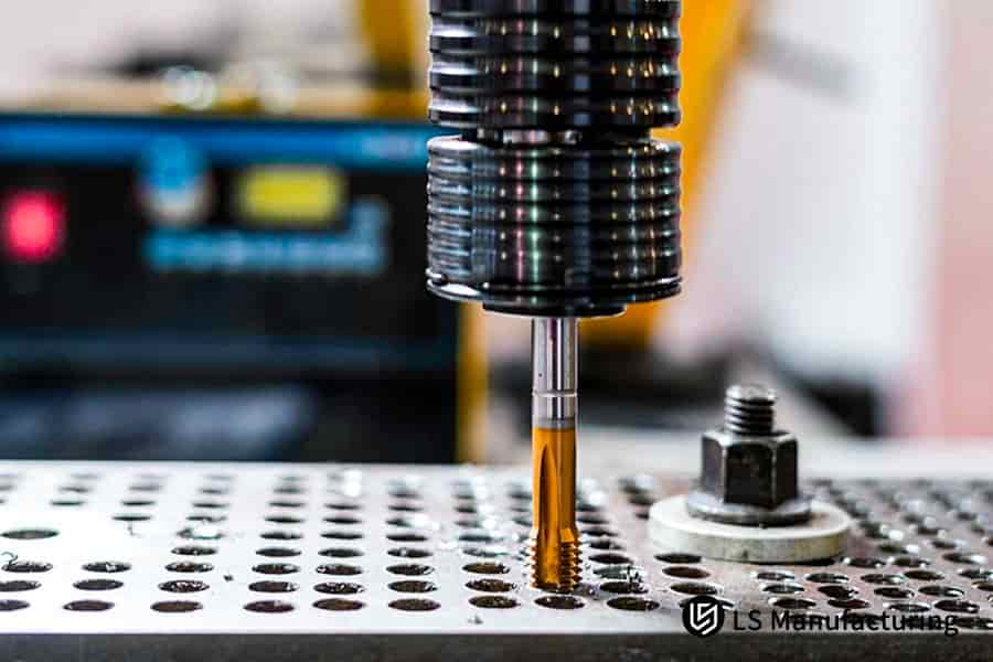 أداة لولبة CNC لإنشاء خيوط داخلية في المعدن من إنتاج شركة LS Manufacturing