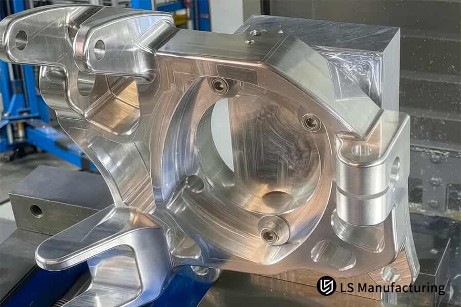 Le fabricant de fraiseuses CNC IATF 16949 usine le support avec une précision de ±0,005 mm.