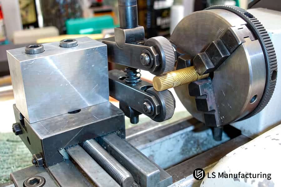 Applicazione di una zigrinatura a tratteggio incrociato su un pezzo in ottone per la presa tattile nei quadranti e negli interruttori dell'elettronica di consumo.