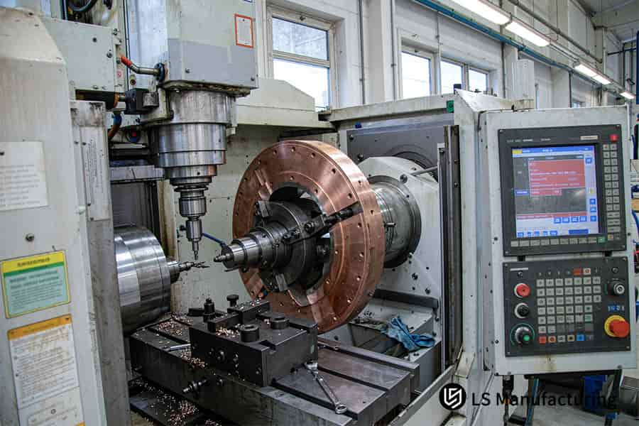 Las máquinas de torneado CNC industriales fabrican discos de cobre de gran tamaño con precisión.