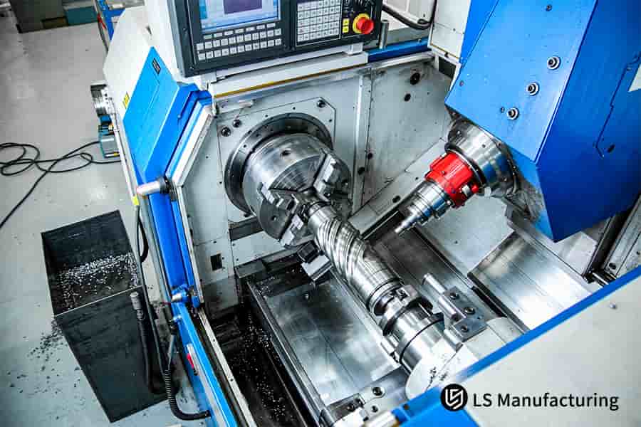 L'outil coupe une pièce en rotation, illustrant l'erreur dimensionnelle d'usure de l'outil CNC à 2,0 mm et comment prévenir la dérive thermique CNC avec des refroidisseurs à ±0,2°C.