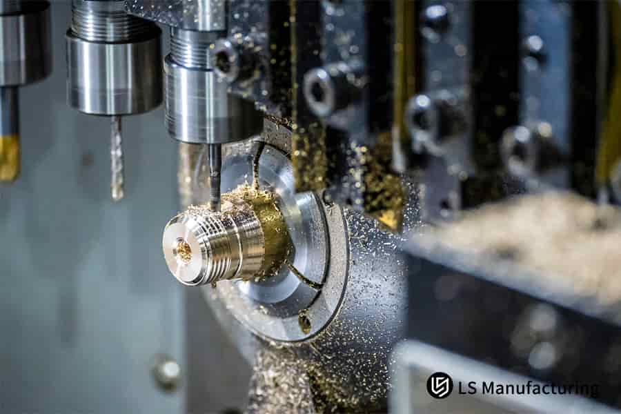 خراطة CNC لقطعة عمل معدنية باستخدام أداة القطع بواسطة LS Manufacturing.jpg