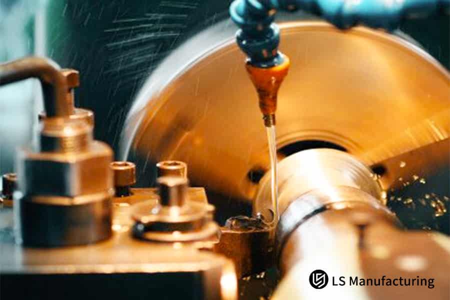 文件名​ CNC Turning Part Brass In Process.jpg 描述文本​ CNC torneando una pieza de latón por costo optimización y fabricación de componentes industriales.