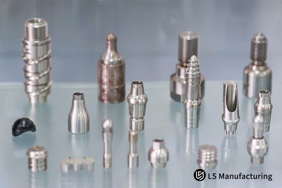 Exhibición de piezas torneadas de metal precisas para guía de selección de materiales y demostración de capacidad del proveedor.