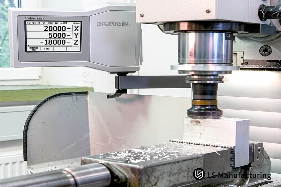 Lavorazione di una base del dissipatore di calore in alluminio 6061 con tolleranza di 0,01 mm per la gestione termica dei dispositivi elettronici.