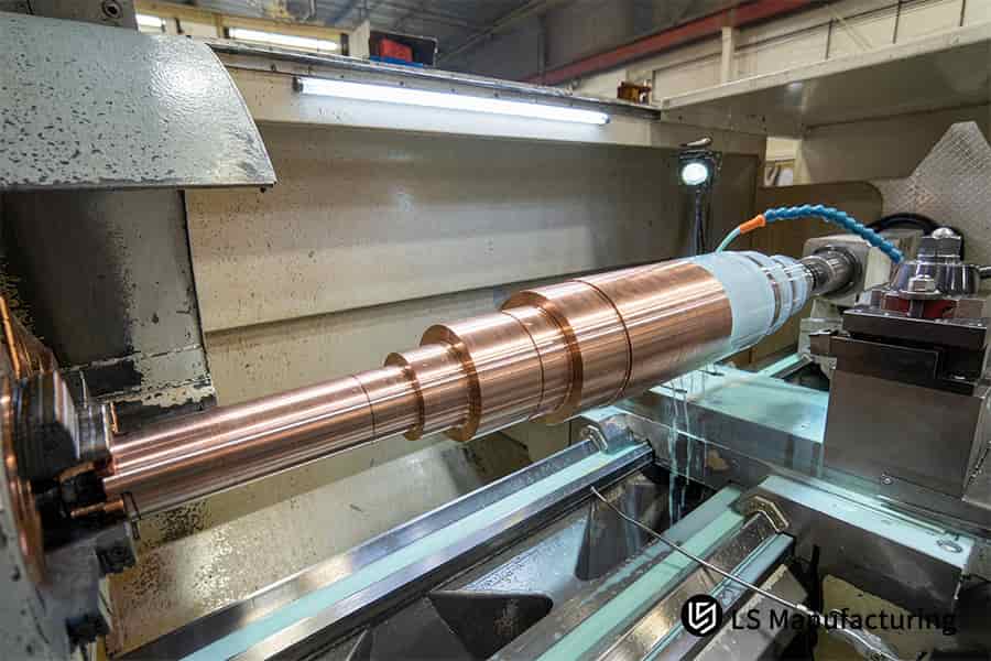 Controles de torneado CNC de tolerancia estricta de ±0,005 mm en ejes escalonados.
