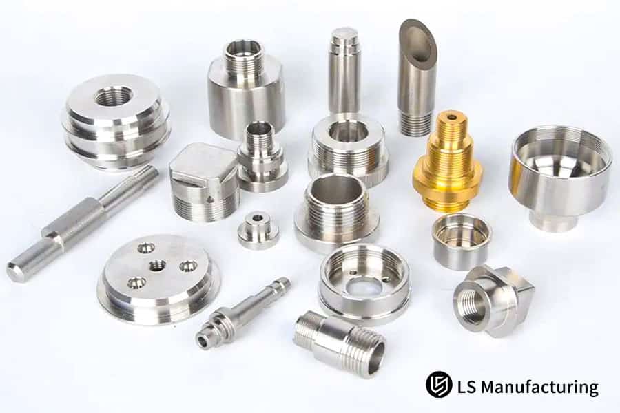 Отображение различных металлических и пластиковых деталей, обработанных на станке с ЧПУ, для оценки стоимости и пользовательских услуг запроса цен.