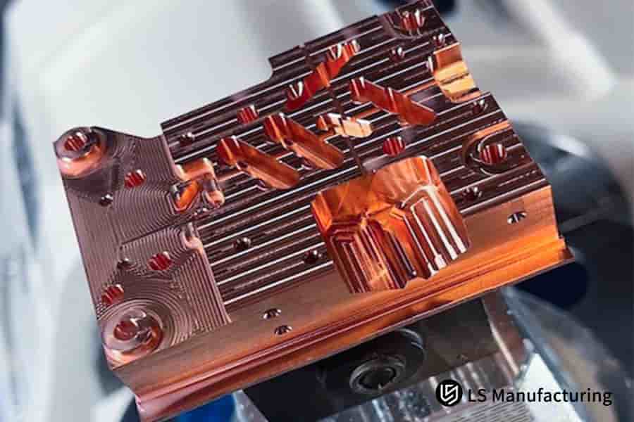 Detail eines komplexen, CNC-gefrästen Bauteils aus Kupferlegierung von LS Manufacturing