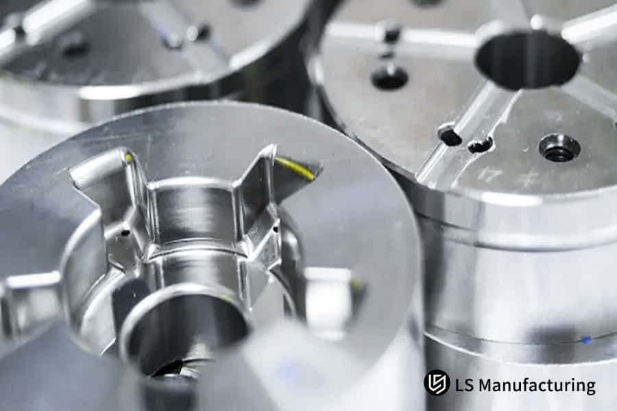 Крупный план сложной высокоточной обработки металлического компонента от LS Manufacturing