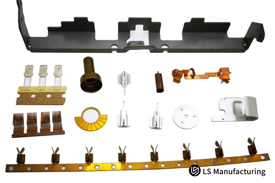 Pièces en tôle avec rainure de matrice optimisée.