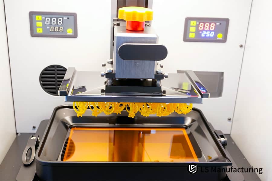 La stampa 3D DLP utilizza la proiezione della luce digitale dal basso verso l'alto per polimerizzare accuratamente i componenti in resina viola.