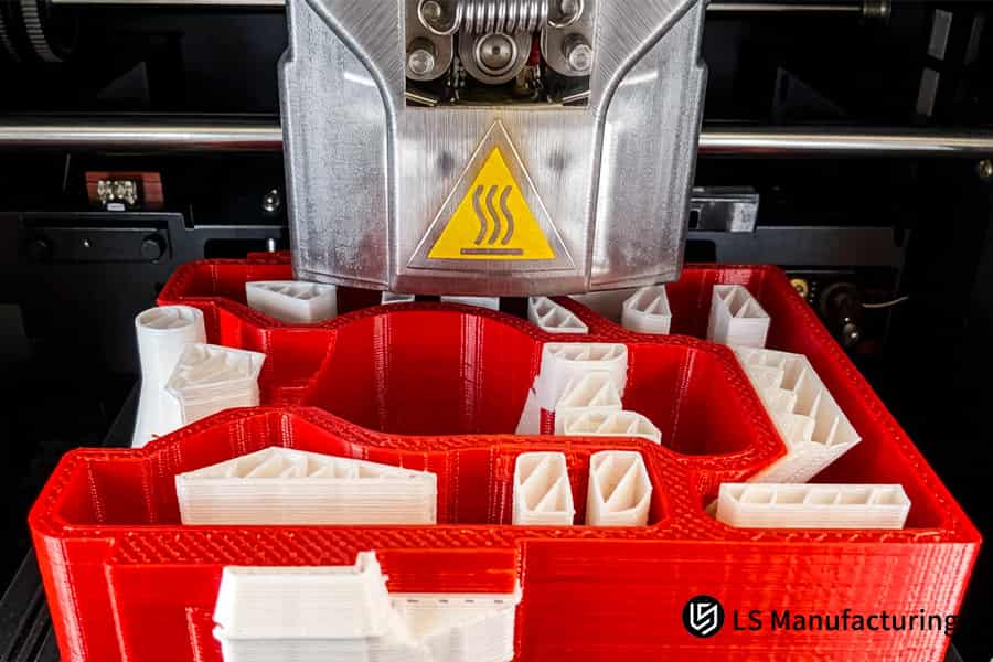 تنتج طباعة FDM ثلاثية الأبعاد أدوات بلاستيكية حمراء لوضع خط التجميع بدقة.