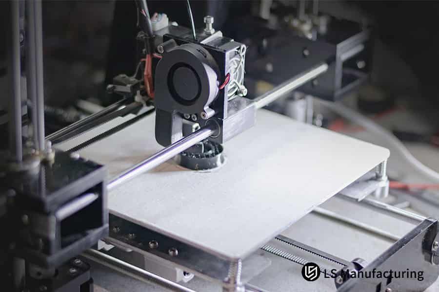 Послойная экструзия расплавленной термопластичной нити для точного изготовления деталей по индивидуальному заказу в промышленном производстве.