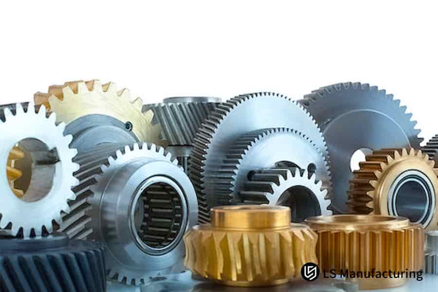 カスタム製造パートナーシップ ソリューション向けに、金色と銀色仕上げの精密鋼合金ギアを展示します。