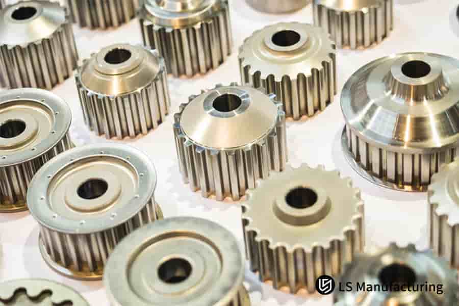 展示来自制造商的小批量定制齿轮制造服务所需的零散金属合金部件。