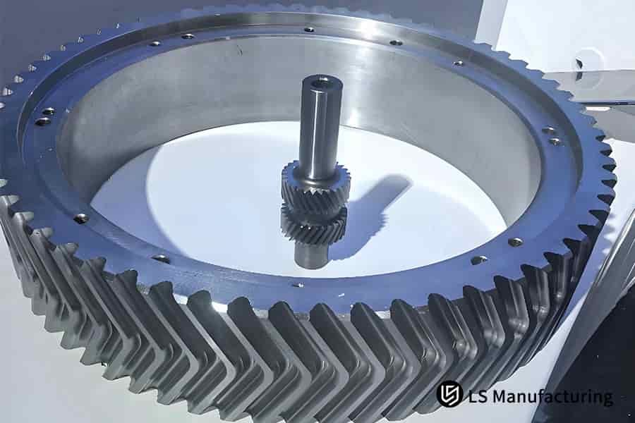 コスト計算とエンジニアリング プロジェクトの予算編成のための精密金属歯車アセンブリの表示。