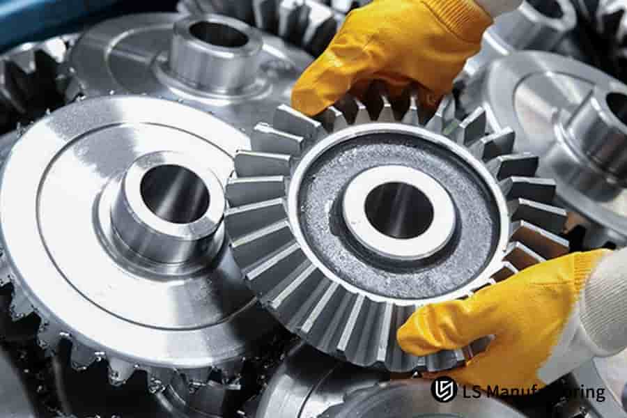 Handhabung hochpräziser Metallzahnräder für Anwendungen in der Luft- und Raumfahrt- und Robotiktechnik.