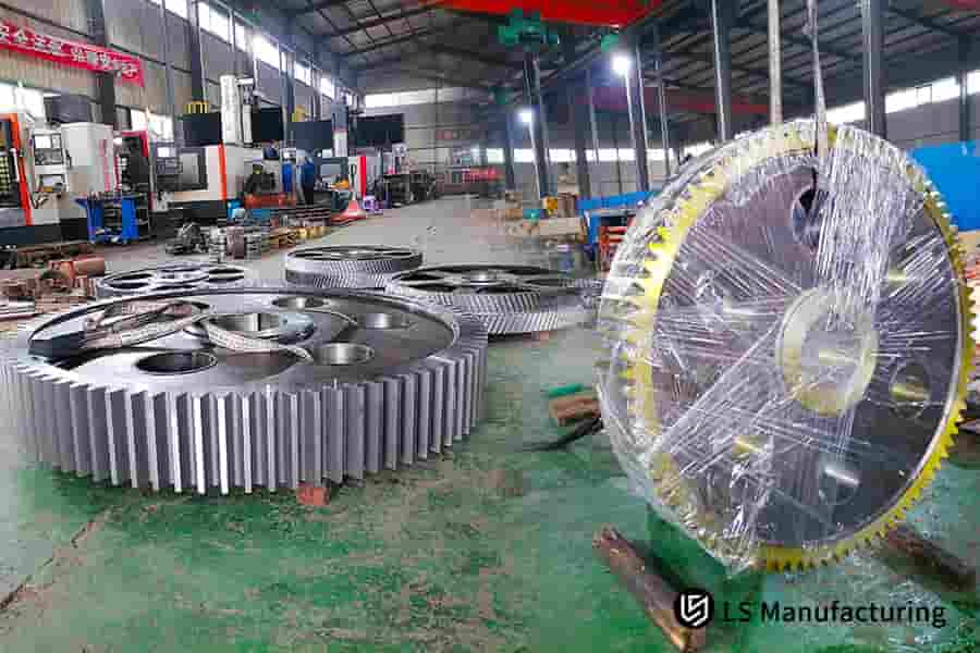 耐久性の高い動力伝達システム用の保護プラスチックで包まれた大型の高強度鋼製ギアを展示します。