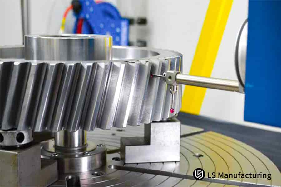 Medição de uma engrenagem helicoidal de liga de alta resistência para soluções e serviços de acionamento de transportadores em ambientes agressivos.