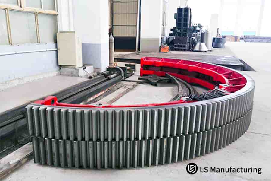 重機の動力伝達システム用に、大型で高負荷の鋼製ギアを円弧状に配置します。