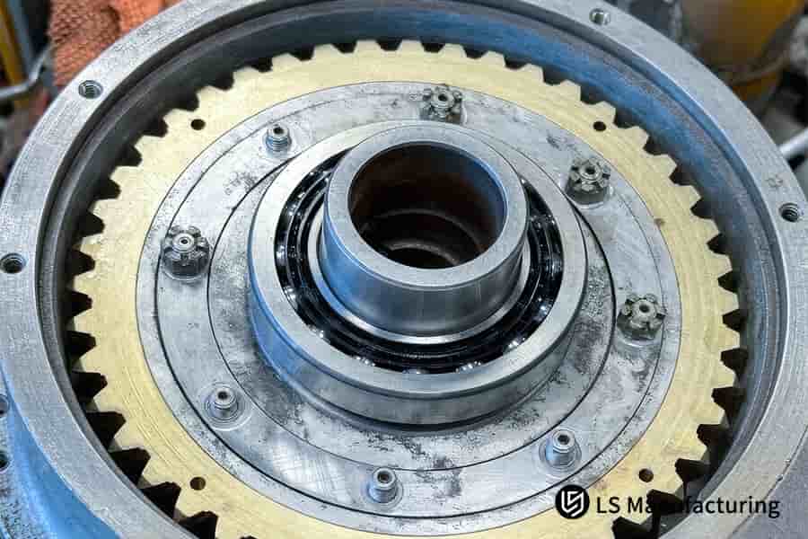 A usinagem de engrenagens molda engrenagens planetárias de precisão com tolerância de 0,015 mm para aplicações robóticas.