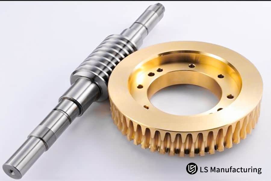 Herstellung von hochpräzisen Schneckenantriebskomponenten aus Bronze und Stahl für Schwermaschinen und industrielle Automatisierung.