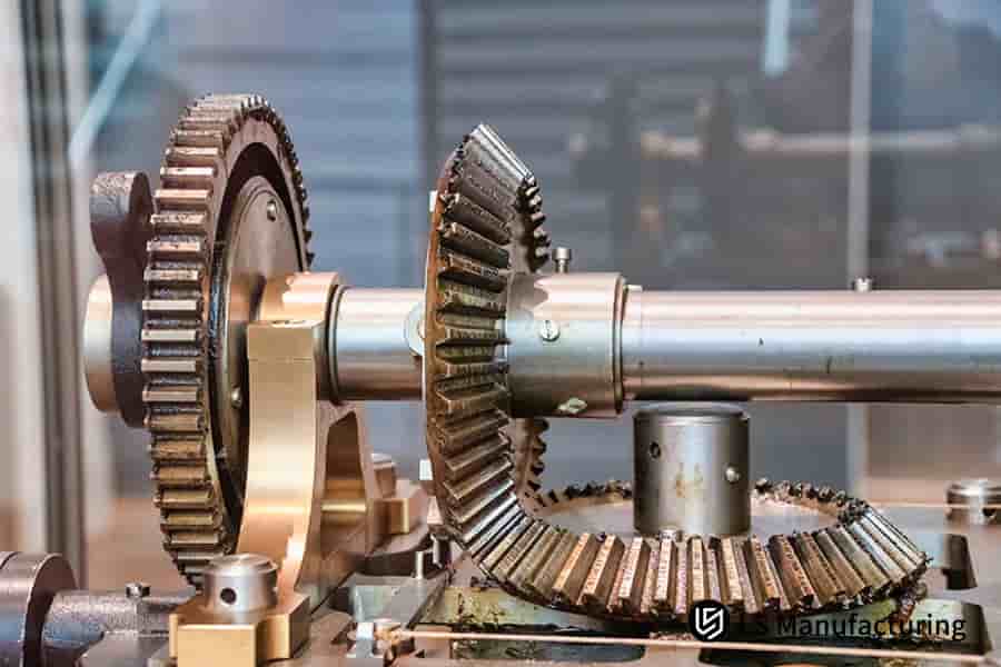 Usinagem de precisão de engrenagens de aço de alta resistência para soluções e serviços de acionamento de transportadores em ambientes severos.